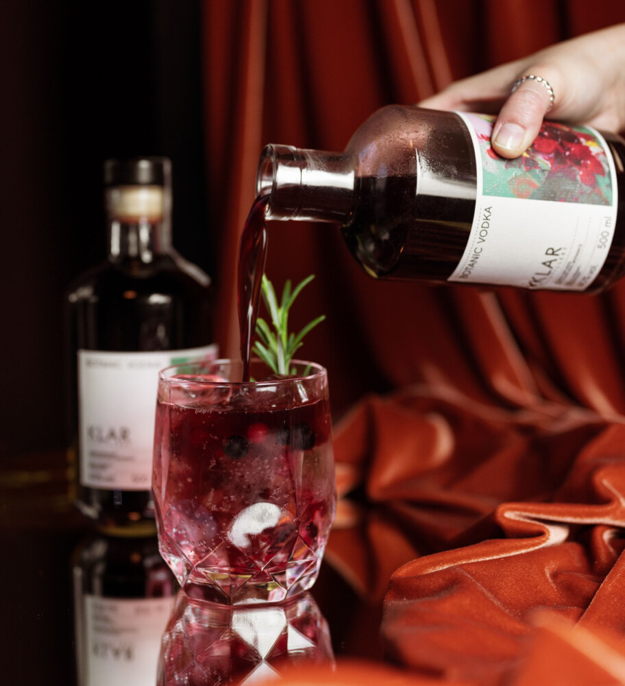 Botanic vodka pouring detail